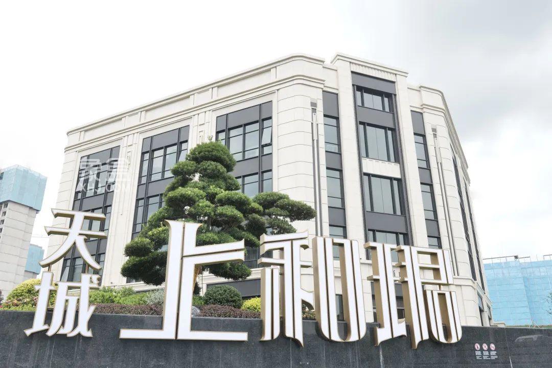 天城上和珺伫立省府芯，建面230-277㎡大平层即将首开！
