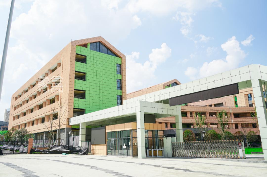 长沙麓谷岳兴小学：隶属麓谷教育集团，2023年开学，提供2160个学位！