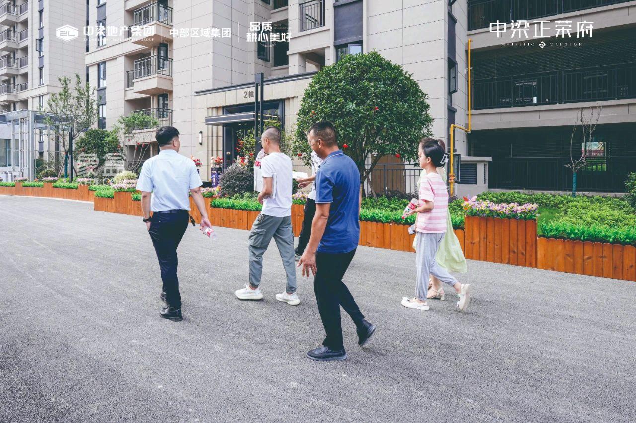 8月31日中梁正榮府1、2棟已交房，陽(yáng)高小學(xué)建面107-148㎡平層+復(fù)式房熱銷中！