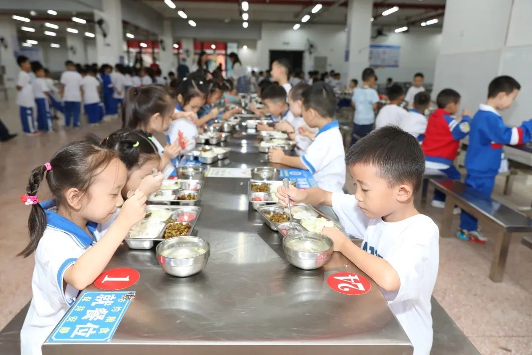 長沙南雅星沙實驗學校食堂很“智慧”：食堂“刷臉”吃飯 ！
