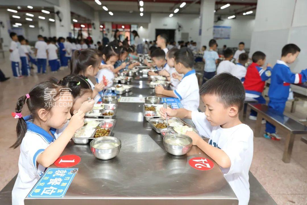 長沙南雅星沙實驗學(xué)校食堂很“智慧”：食堂“刷臉”吃飯 ！