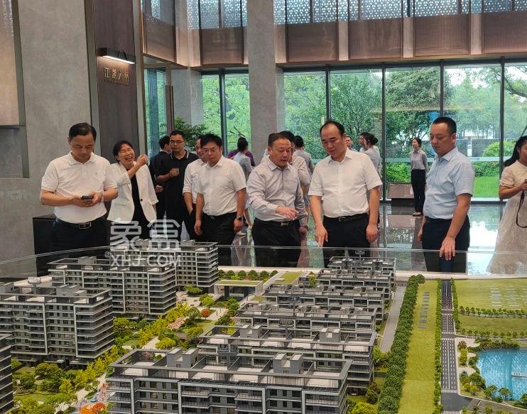 9月13日蔡锋、丁旭明等调研建投御湖印，首付30万抢大泽湖洋房和叠墅！