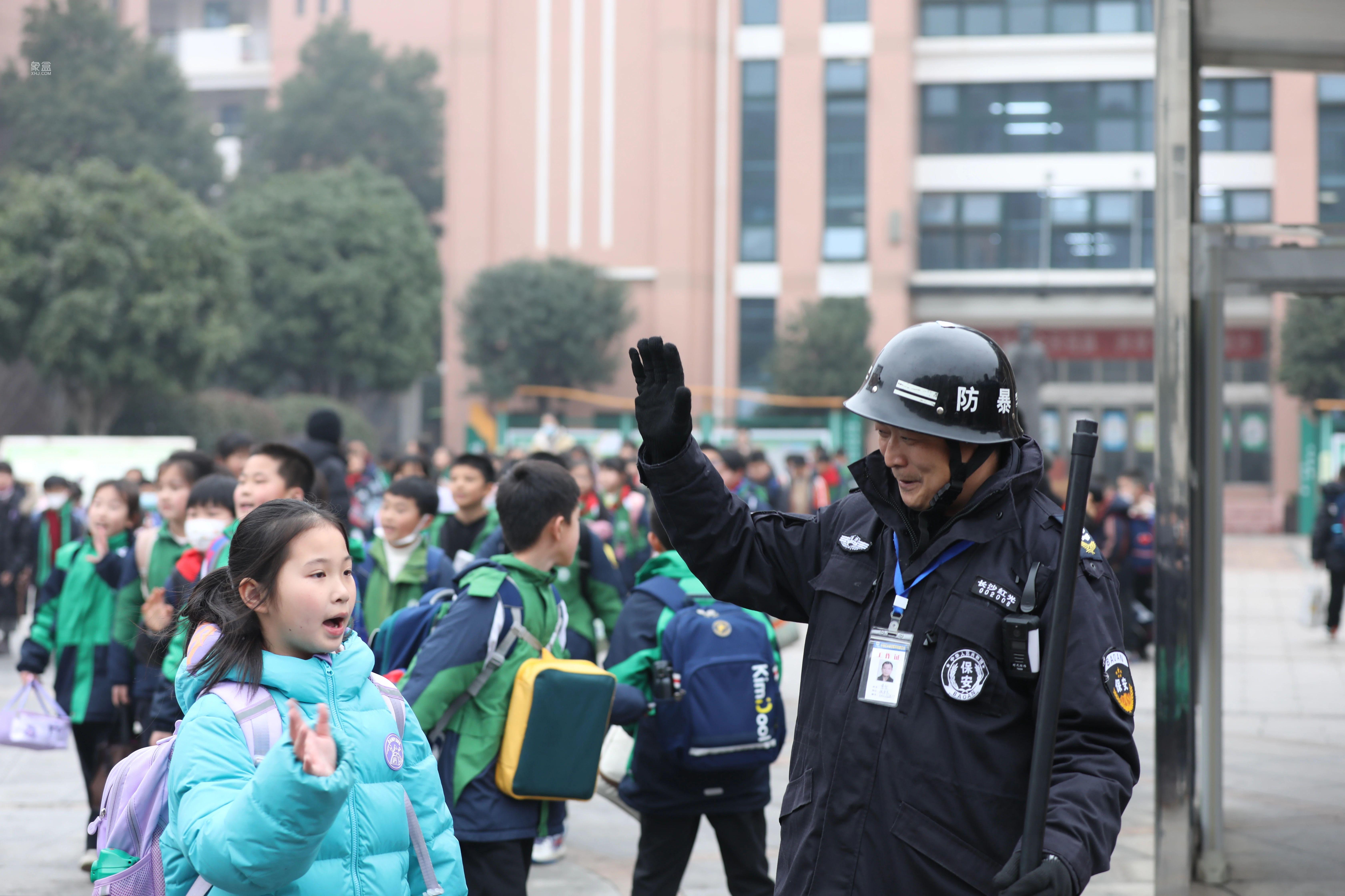 长沙县百熙实验学校小学部保安温暖接力，背起温暖上学路！