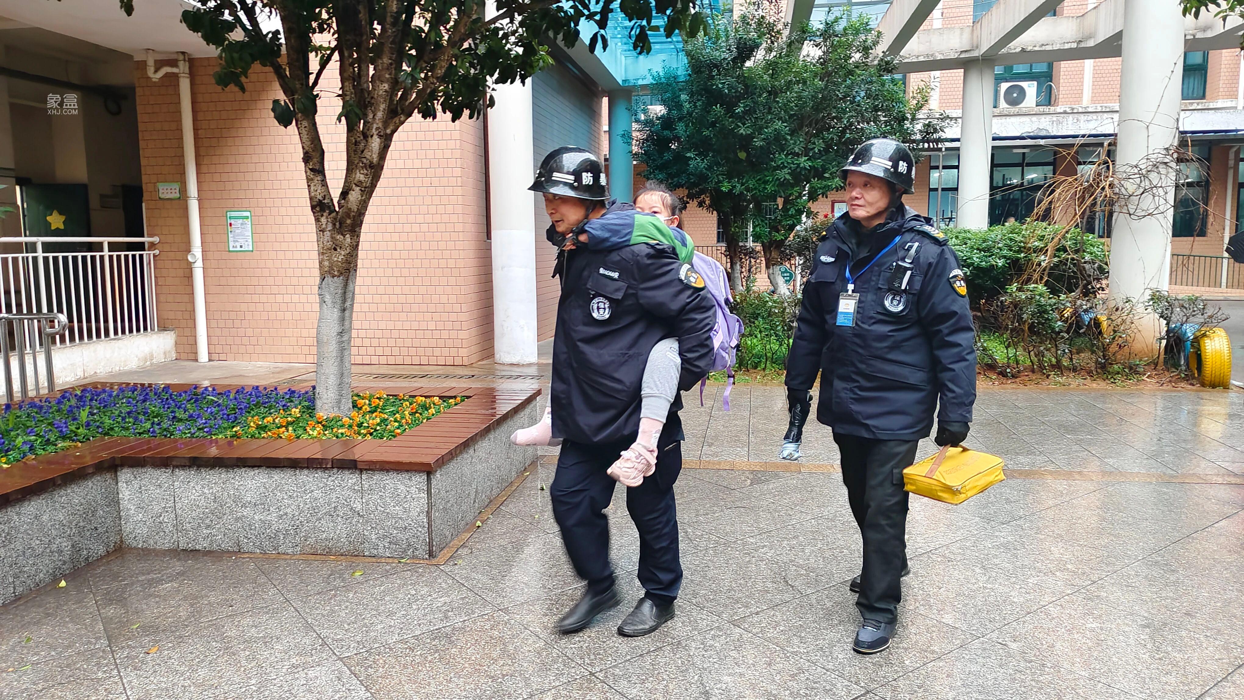 长沙县百熙实验学校小学部保安温暖接力，背起温暖上学路！