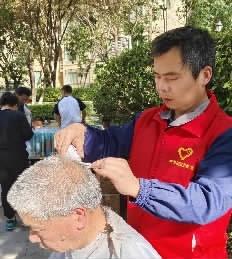 长沙保利香槟国际“最美物业人”刘辉，为居民义剪500多次！