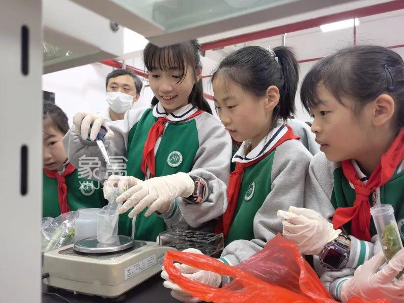 3月24日长沙泰禹小学“雷小锋寻访长沙温度”活动启动，探访“早长沙”劳动者！