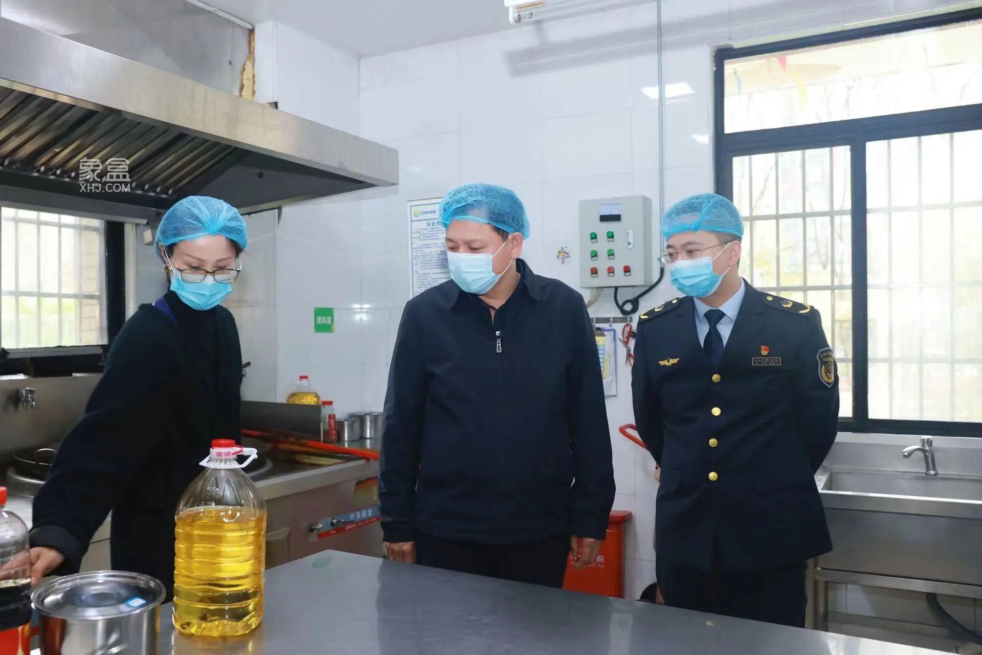 3月27日陳永高到湘珺未來學(xué)校等地督導(dǎo)食品安全，落實(shí)“兩個(gè)責(zé)任”機(jī)制！