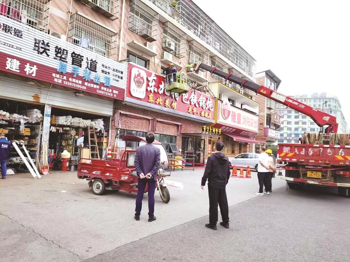 長沙榔梨龍華安置小區(qū)開展違規(guī)招牌拆除行動，拆除隱患創(chuàng)出文明！