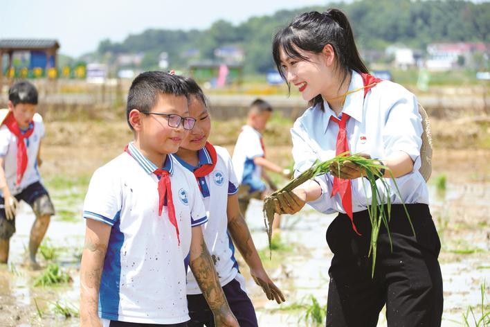 5月15日2024年长沙县中小学研学基地品牌推介会在特立中学举行！