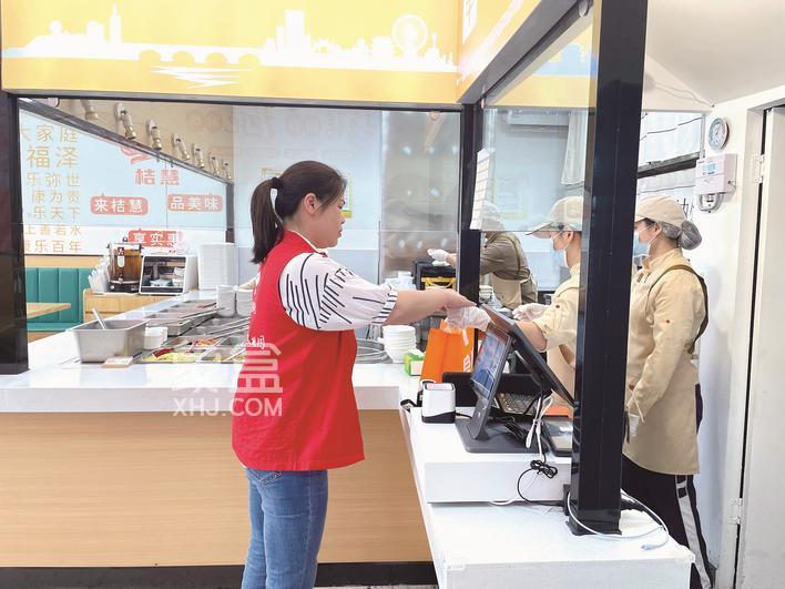 长沙县助餐服务员，让恒基凯旋门、国泰九龙湾、湖湾世景等居家老人在家吃热乎饭菜！