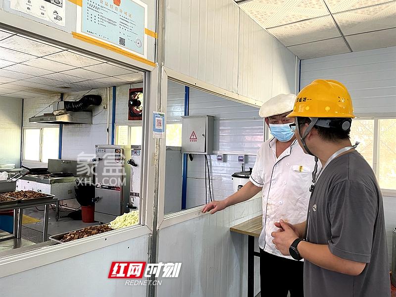 7月18日记者走访中国铁建花语江南施工现场，为一线建设者施“凉”策！