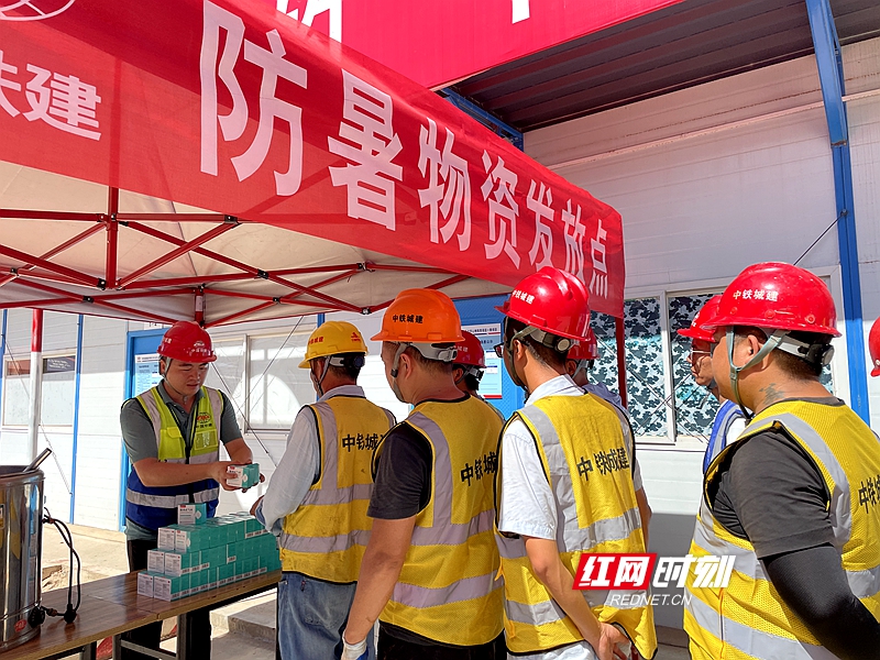 7月18日记者走访中国铁建花语江南施工现场，为一线建设者施“凉”策！