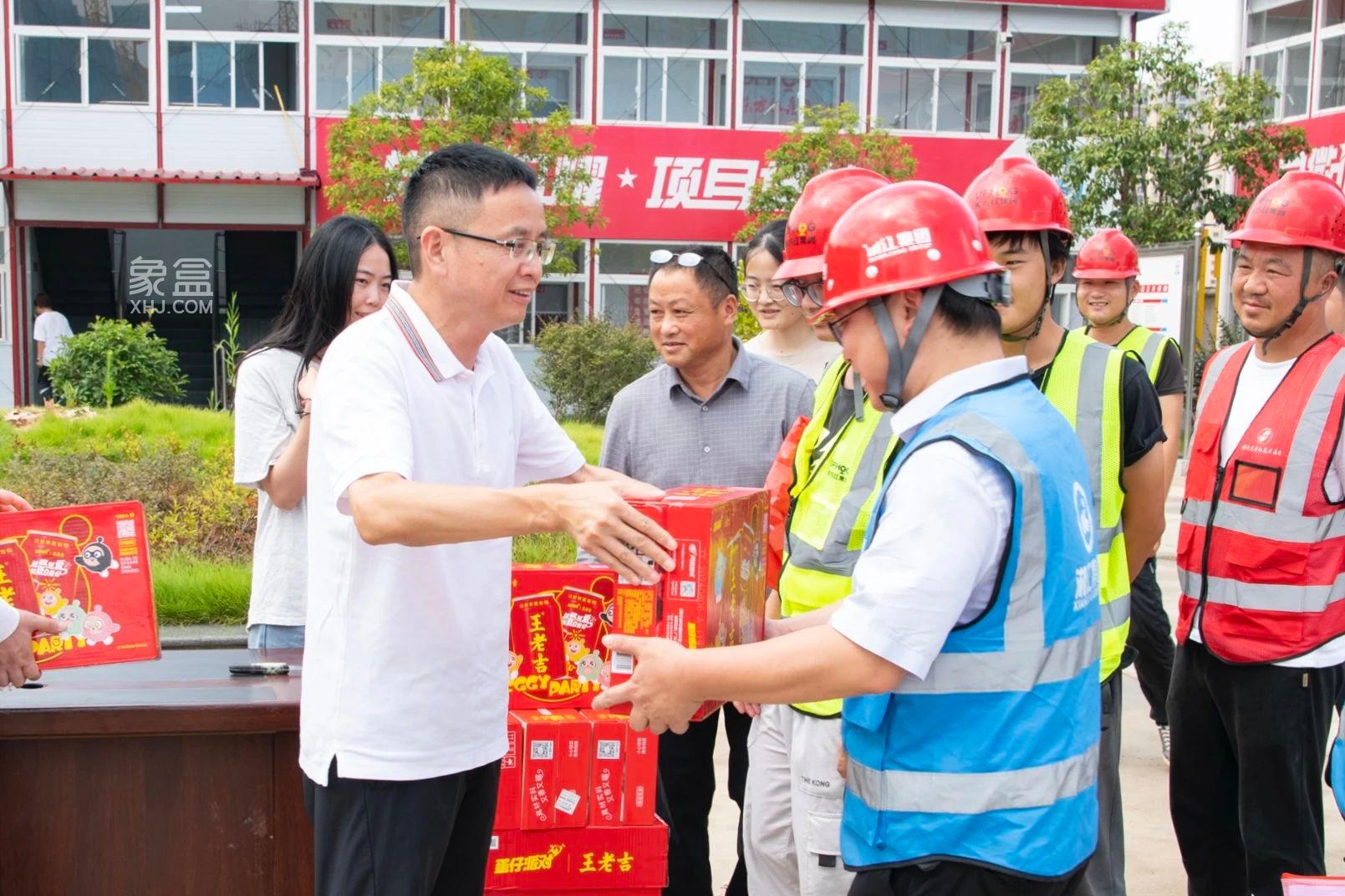 8月14日夢想置業(yè)公司開展“清涼消酷夏  奮進添力量”送清涼慰問活動！