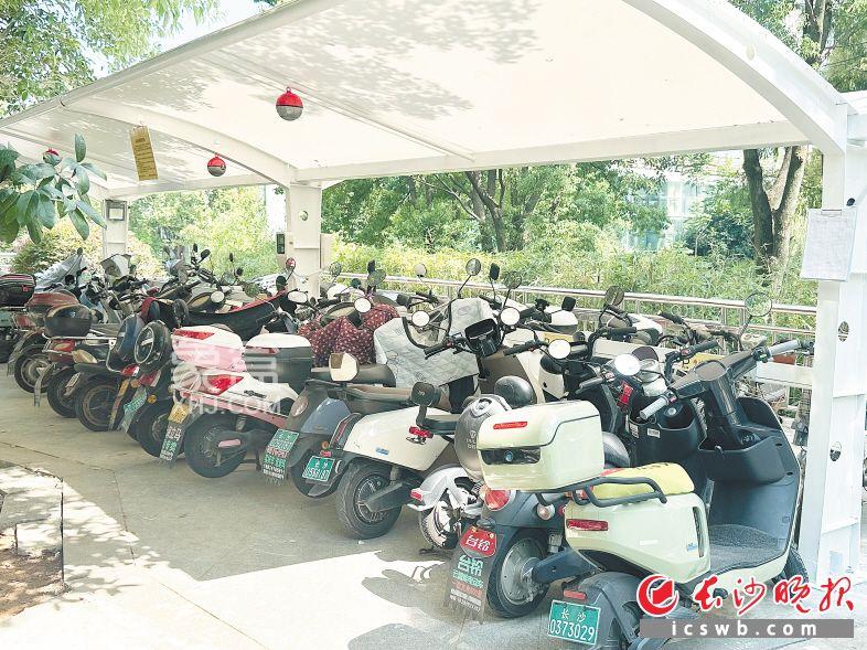 長(zhǎng)沙麓谷湘麓國(guó)際電動(dòng)車(chē)停車(chē)棚“上新”，居民安心！