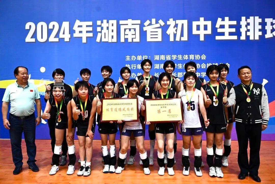 10月8日周南秀峰学校男子、女子排球队勇夺双冠，排球特色一校双冠！