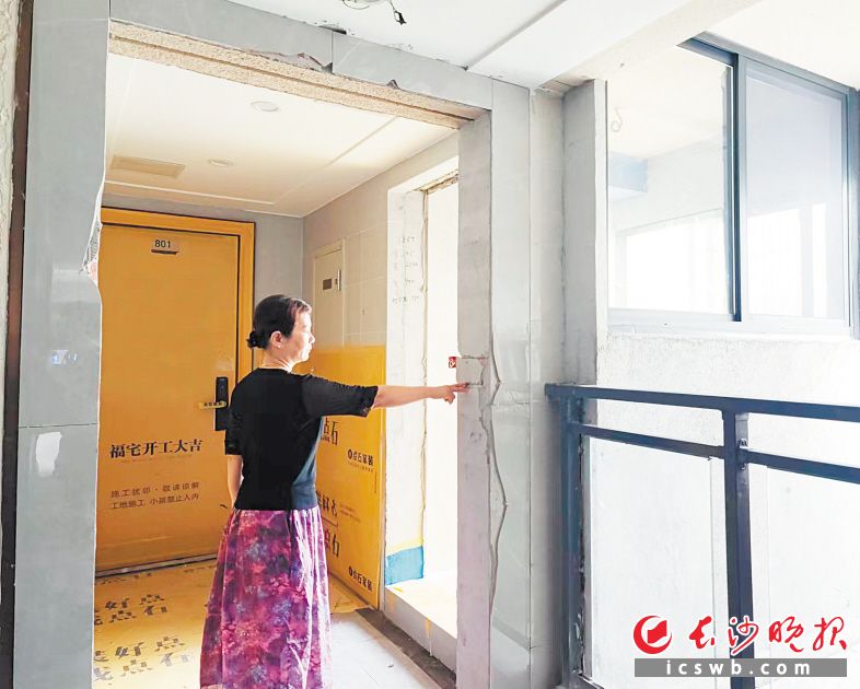 長沙佳兆業(yè)城市廣場業(yè)主私自加裝門洞占用樓道，違建拆了！