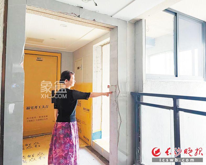 長(zhǎng)沙佳兆業(yè)城市廣場(chǎng)業(yè)主私自加裝門(mén)洞占用樓道，違建拆了！