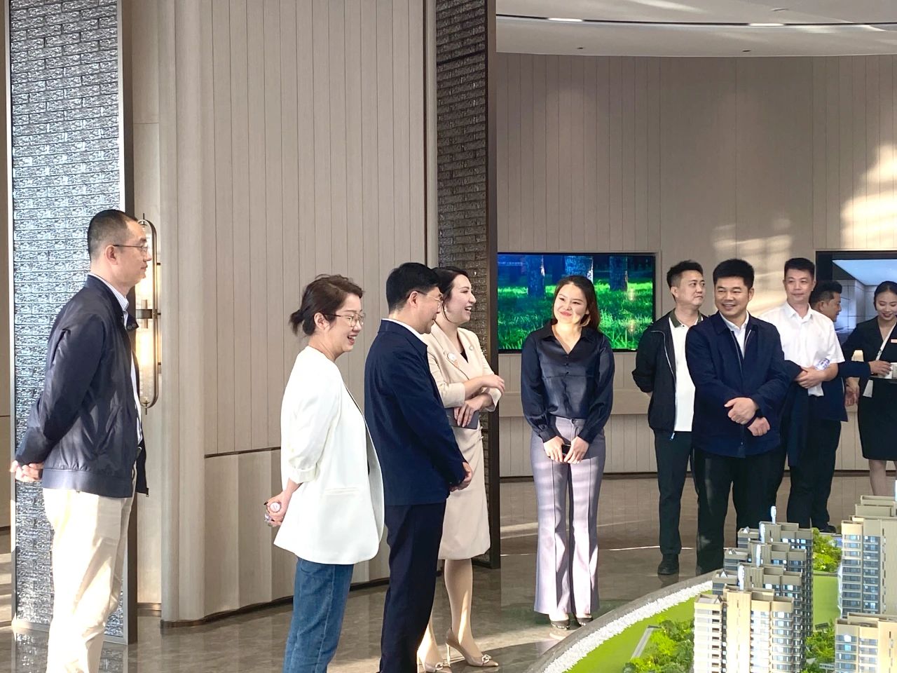 10月31日五粮液集团领导一行莅临希望绿城江屿湖考察! 10月31日五粮液集团领导一行莅临希望绿城江屿湖考察!