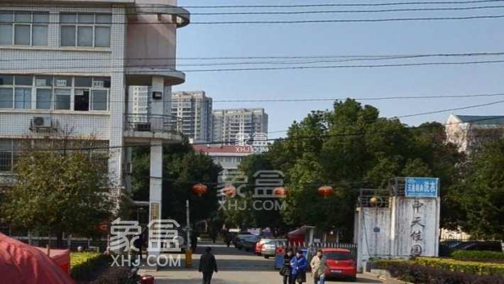 12月18日长沙租房急租：汽车南站精装大户型，商圈旁通勤便租价仅1800