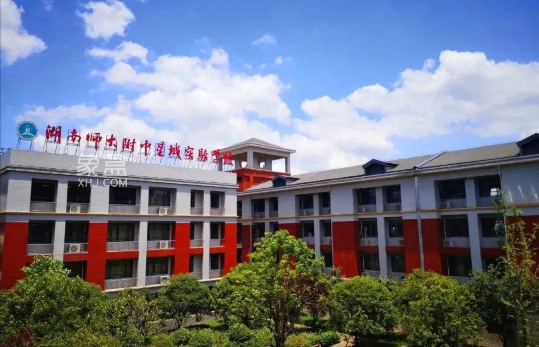 金富江山院建面117-181㎡私梯准现房，月亮岛双书包房首付15万起！