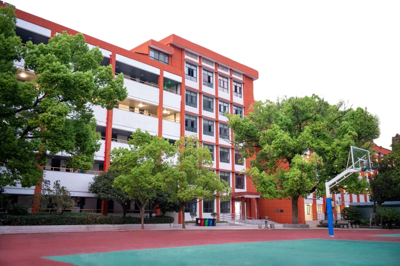 2月21日長沙市一中初級中學、長沙市一中附屬小學正式揭牌！