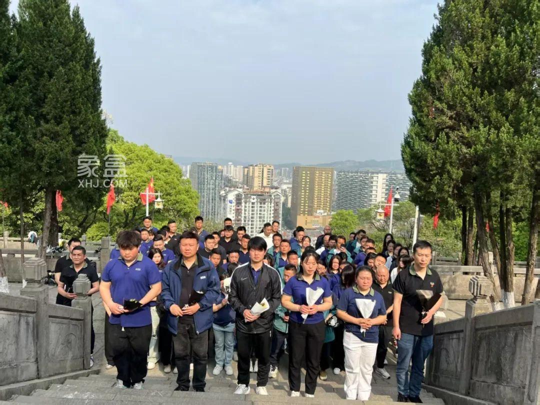 象盒张家界新环境房产15年深耕，烈士公园祭扫英烈彰显企业责任担当！