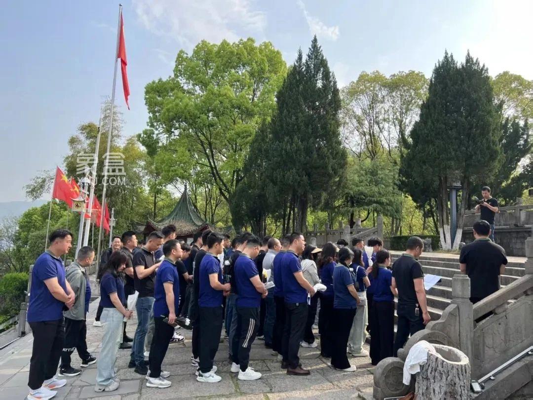 象盒张家界新环境房产15年深耕，烈士公园祭扫英烈彰显企业责任担当！