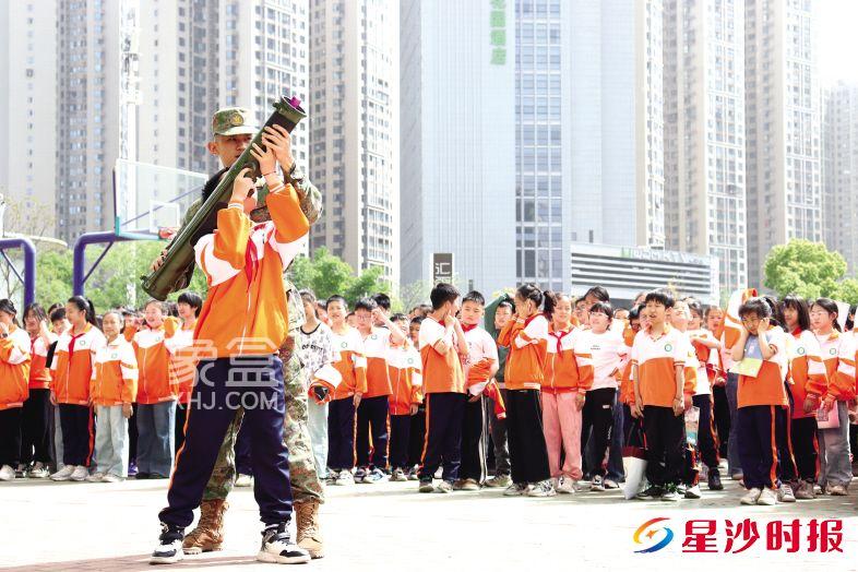 4月15日长沙县为期一周的青少年国防动员应急技能培训在龙塘小学拉开帷幕！
