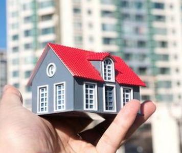 住建部近日召开会议，要求深入推进城市危旧房改造，强化房屋安全管理