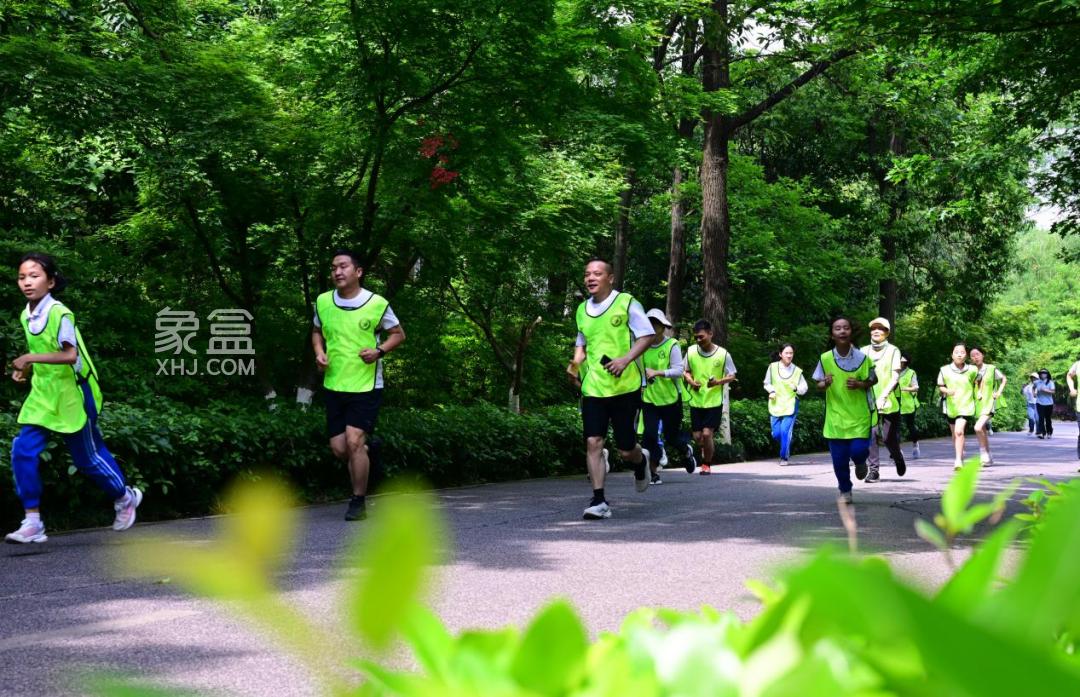 5月6日砂子塘天华小学首届“绿脉计划”森林亲子Mini马拉松赛在湖南省植物园激情开跑！