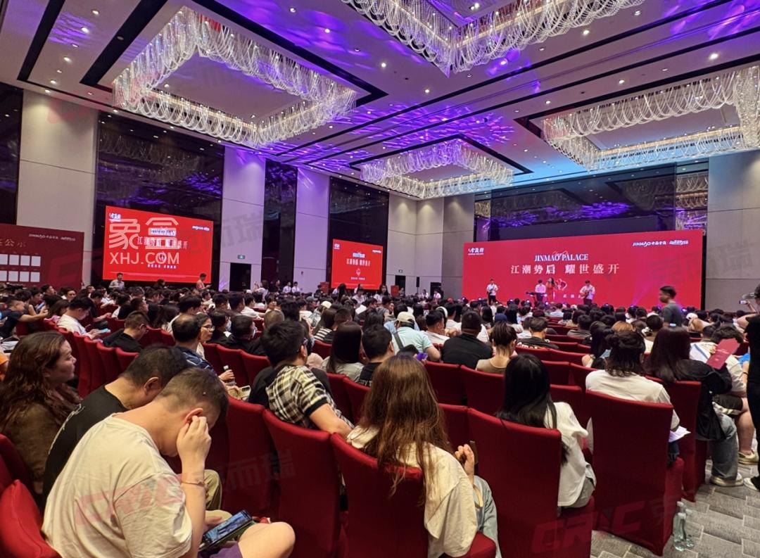 购房者抢房~开发商抢地！“长沙楼市”热闹起来啦！