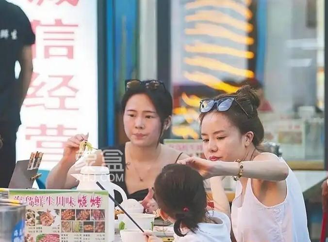 解放路突围战！三亚老商圈靠"外摆经济"逆袭，烟火气回归背后的城市治理智慧