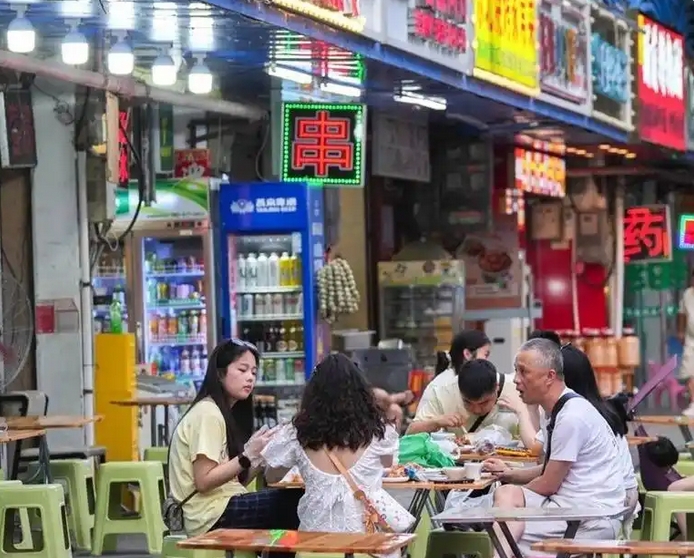 解放路突围战!三亚老商圈靠"外摆经济"逆袭,烟火气回归背后的城市治理智慧 解放路突围战!三亚老商圈靠"外摆经济"逆袭,烟火气回归背后的城市治理智慧