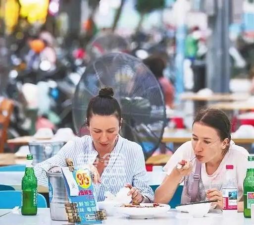 解放路突围战！三亚老商圈靠"外摆经济"逆袭，烟火气回归背后的城市治理智慧