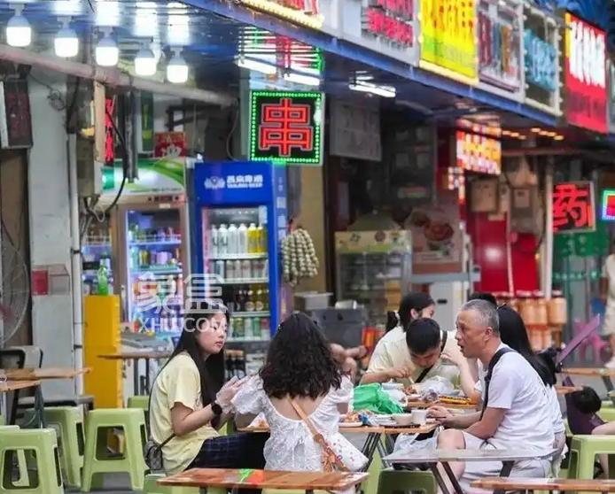 解放路突围战！三亚老商圈靠"外摆经济"逆袭，烟火气回归背后的城市治理智慧