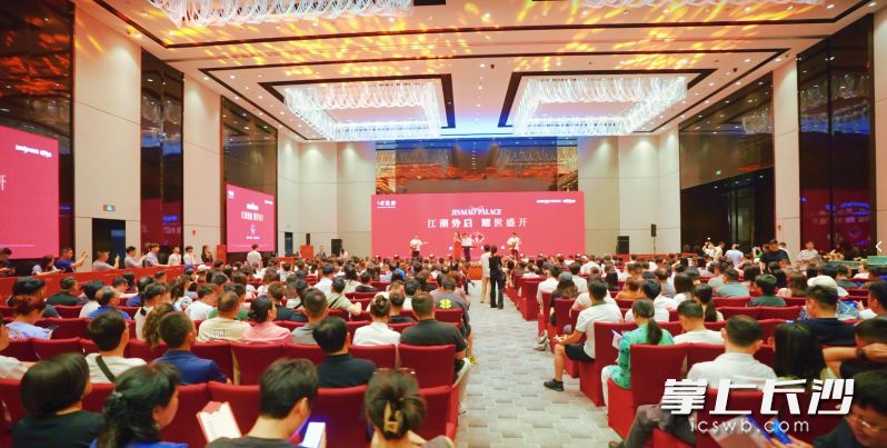 湘江金茂府二开售罄,建面213-280㎡零公摊江景大平层热销中! 湘江金茂府二开售罄,建面213-280㎡零公摊江景大平层热销中!