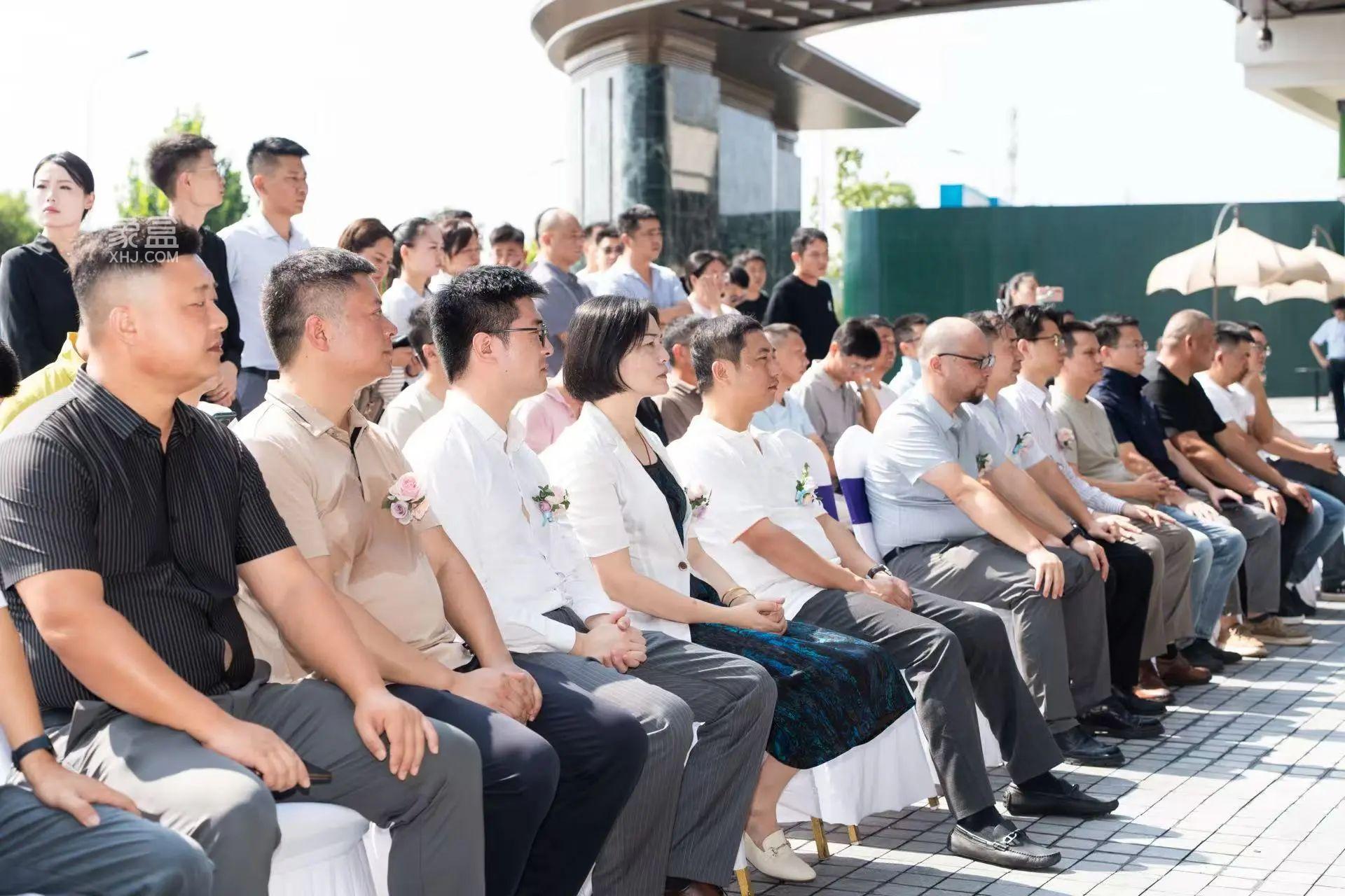7月12日中欣澜庭序营销中心及实景示范区已开放，高铁新城零公摊+双书包房即将首开！