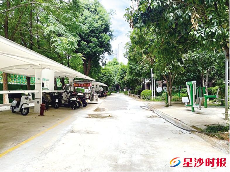 长沙县星沙汽车站楚天馨苑A栋路面沉降问题， 坑洼积水路变身平坦“民心路”！