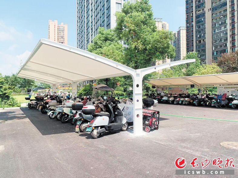 长沙月亮岛等地铁站新增1500个非机动车停车位，三润城等居民不用抢车位了！