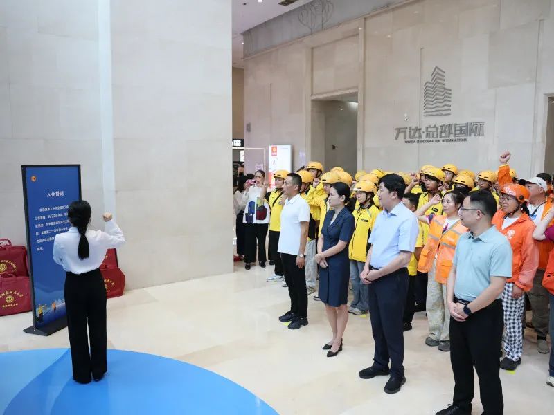 8月21日长沙万达广场商圈400骑手集体加入工会 “娘家”,为新业态劳动者送医疗互助! 8月21日长沙万达广场商圈400骑手集体加入工会 “娘家”,为新业态劳动者送医疗互助!
