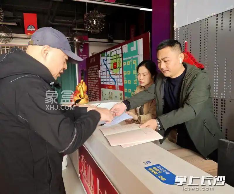 长沙一安置房源小区业主六年梦圆，879户业主喜领不动产权证