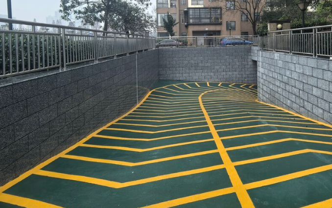 入住13年，没花一分钱，老小区竟用上了堪比新楼盘的智能车库！