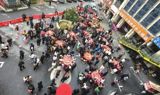 1月18日长沙洋湖北大资源时光（隆鑫时光苑）办年猪宴，18桌流水席吃熟邻里情！