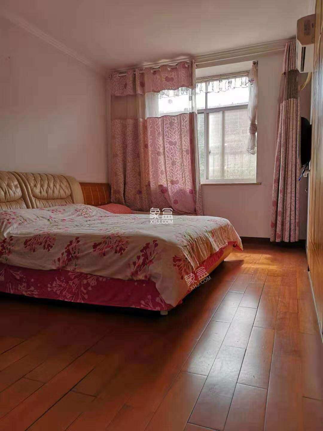 金山花园 4室2厅2卫 70.00万 金山花园 4室2厅2卫 70.00万卧室