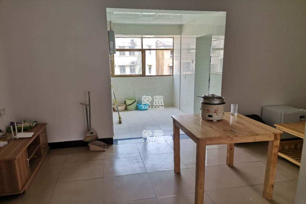 解放街散盘  2室1厅1卫    1300.0元/月 解放街散盘  2室1厅1卫    1300.0元/月室内图