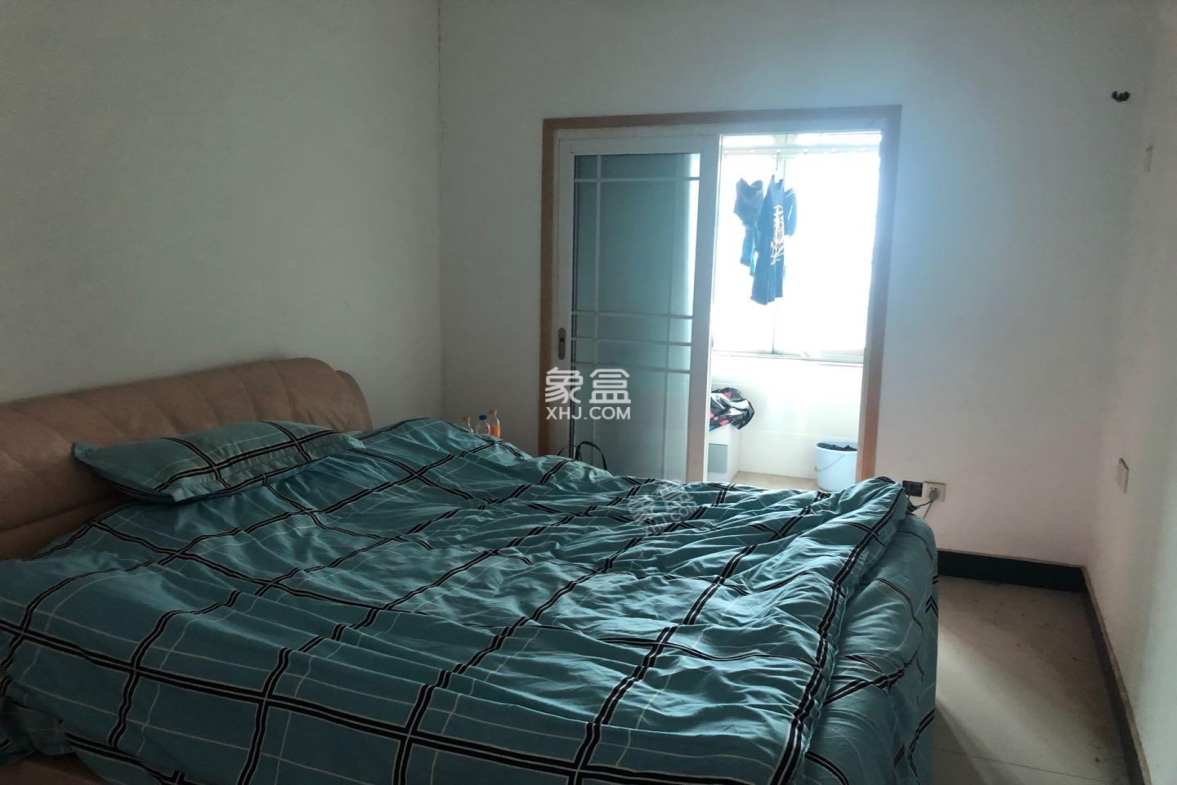 粮食局家属楼 3室2厅1卫 55.0万 粮食局家属楼 3室2厅1卫 55.0万客厅