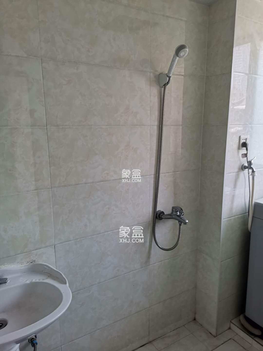 解放街散盘  2室1厅1卫    1300.0元/月 解放街散盘  2室1厅1卫    1300.0元/月室内图