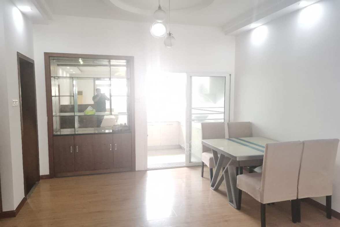 新世纪花园 3室2厅2卫 85.0万 新世纪花园 3室2厅2卫 85.0万客厅